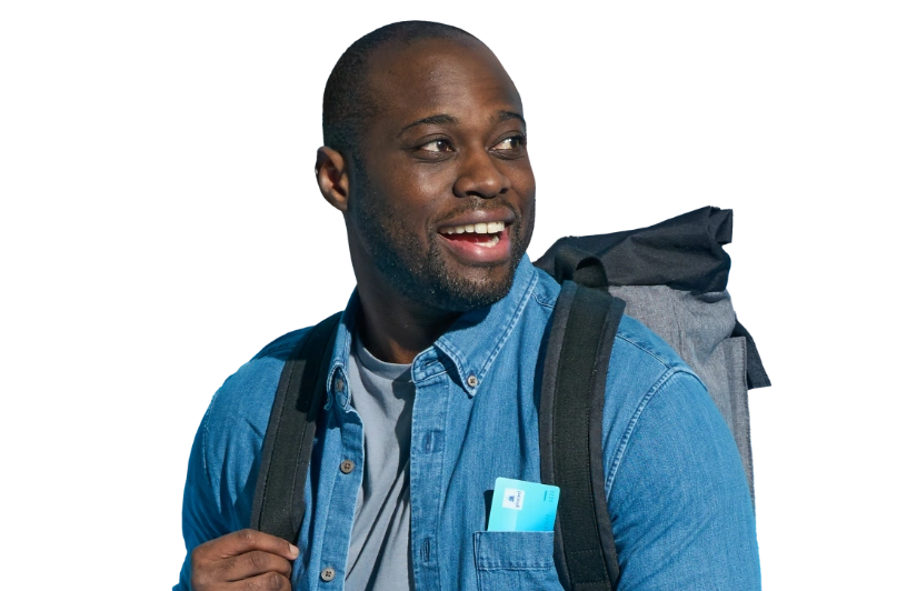 Lächelnder Mann mit dunkler Hautfarbe trägt einen Rucksack und hält ein Smartphone in der Tasche, vor einem neutralen Hintergrund. Ideal für Themen wie Reisen, Abenteuer oder urbane Mobilität.