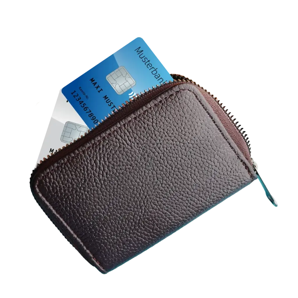 Braune Geldbörse mit Reißverschluss, in der zwei Kreditkarten sichtbar sind. Die Karten zeigen ein Muster und eine Chip-Oberfläche. Ideal für die Aufbewahrung von Karten und Bargeld.