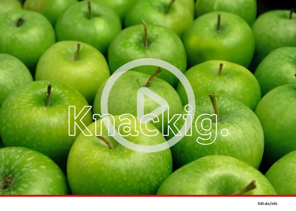 Grüne Äpfel in frischer Anordnung, die ihre knackige Textur und leuchtende Farbe präsentieren, ideal für gesunde Snacks oder Desserts.