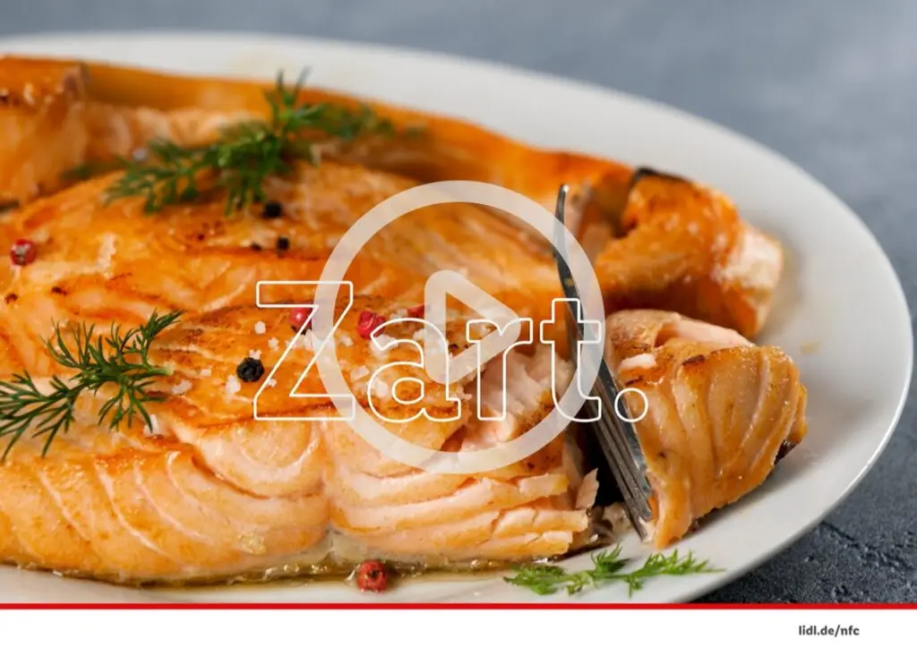 Zarte, frisch zubereitete Lachsfilets auf einem weißen Teller, garniert mit Dill und buntem Pfeffer, ideal für gesunde Mahlzeiten und festliche Anlässe.