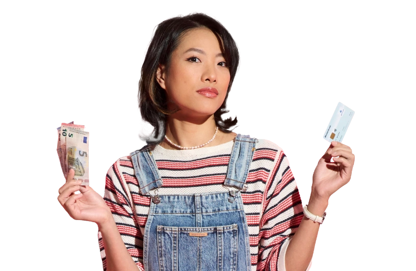 Frau in gestreiftem Shirt und Latzhose hält Geldscheine und eine Kreditkarte in den Händen, symbolisiert finanzielle Entscheidungen und Konsumverhalten.