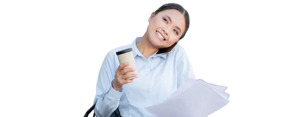 Frau im Bürooutfit hält einen Kaffeebecher und telefoniert, während sie Unterlagen in der anderen Hand hält, lächelnd und professionell wirkend.