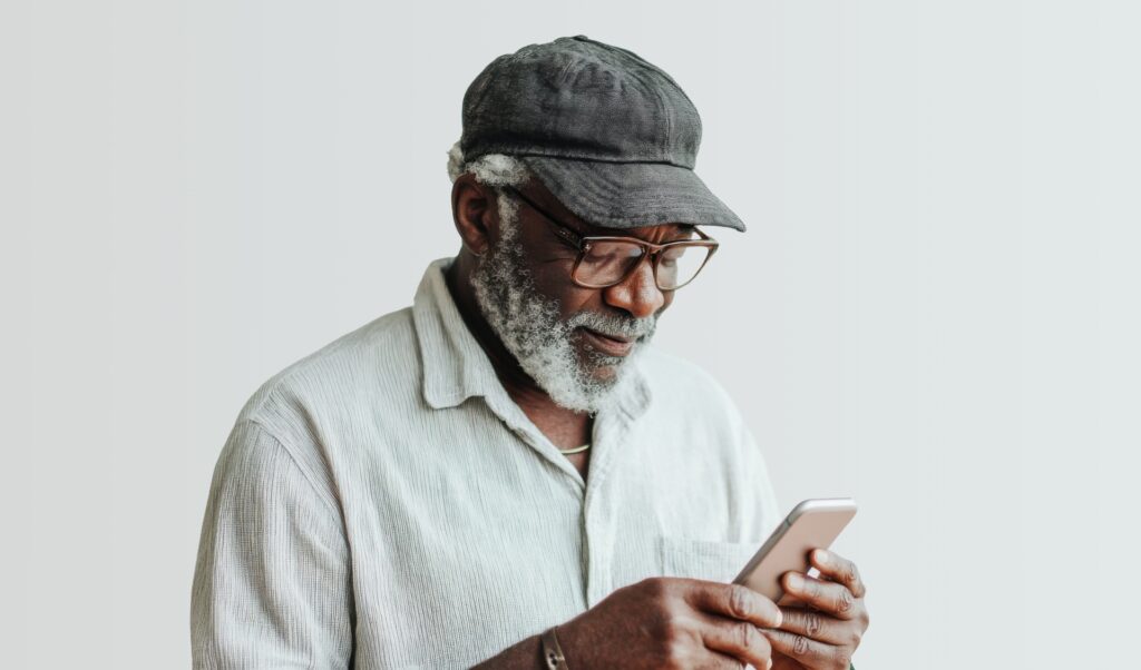 Ein Mann schaut auf den Bildschirm seines Smartphones.